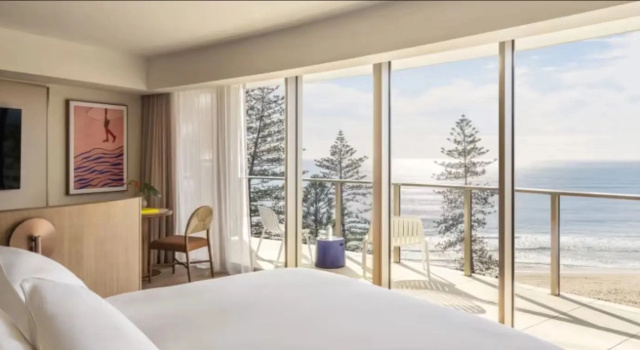 Люкс Avani Mooloolaba Beach Hotel