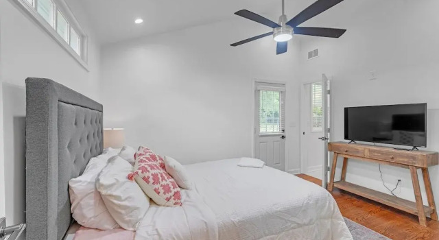 Bungalow Off Floyd St In The Heart Of Covington 3 Bedroom Bungalow, Book Feriehus Hoteller i Covington med parkering, Parkering