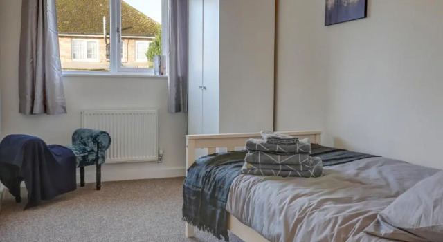 Low Cost, 4 Bed with Parking & Large Garden 03