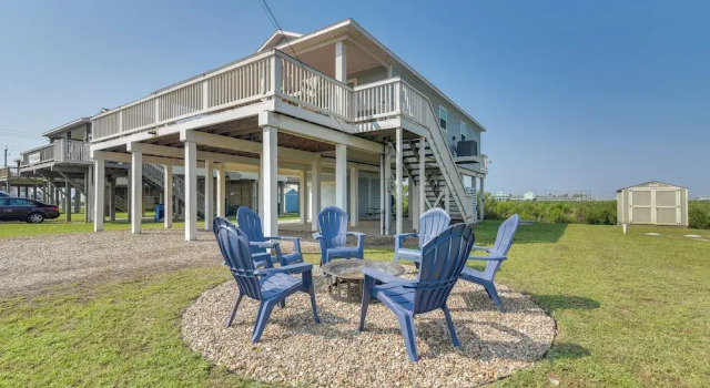 Walk to Shore: Surfside Beach Home w/ Bay Views, Varaa Lomakoti Mökit kohteessa Houston, Mökki
