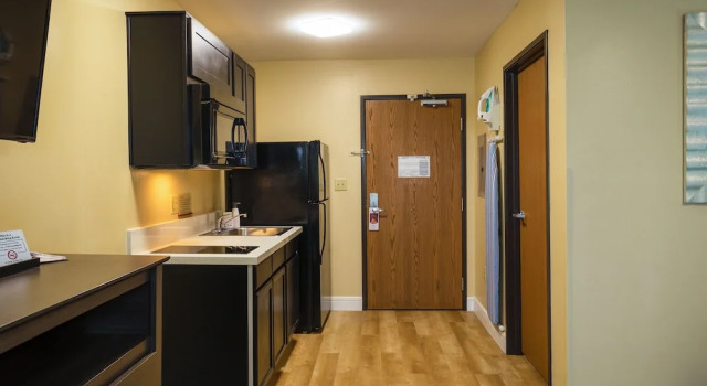 Четырёхместный люкс с 2 комнатами Hawthorn Extended Stay by Wyndham Saint Robert