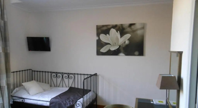 Трёхместный семейный номер Standard Logis Hôtel Restaurant lEcu de France