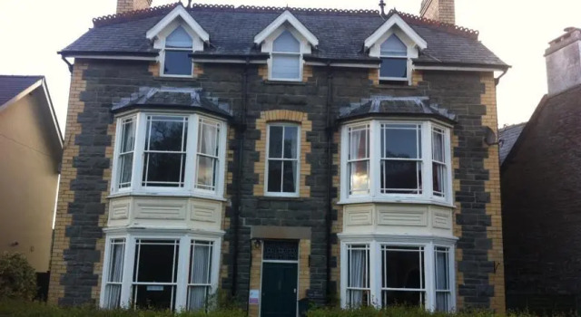 The Hollies Guest House, Book Pension Builth Wells Powys