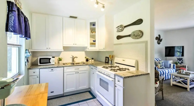 Коттедж New Smyrna Beach Abode w/ Fire Pit, Walk to Beach!
