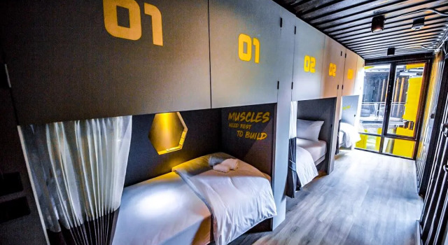 Кровать в общем номере Hivetel Phuket