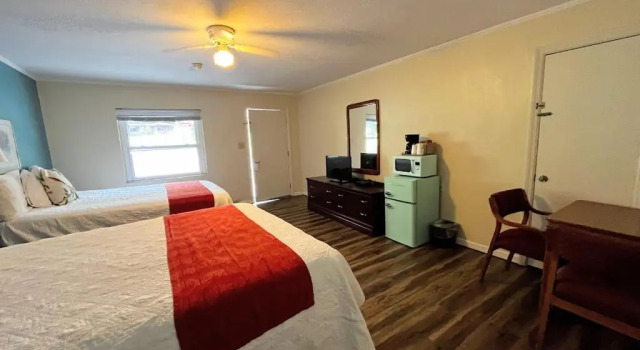 Четырёхместный номер Standard Meadowlark Motel with Restaurant & Bar