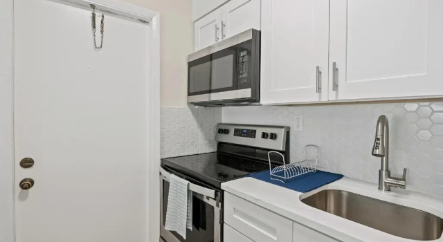 Апартаменты Comfy BNB w/ King Bed + Work/Travel + Beach 8 Min