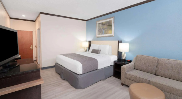 Двухместный номер Standard Red Roof Inn & Suites Hinesville Renovated with breakfast