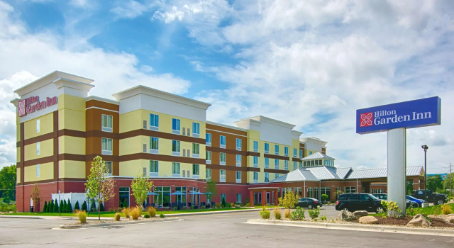 Кровать в общем номере Hilton Garden Inn Benton Harbor