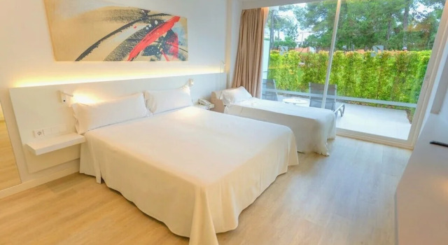 Двухместный номер с террасой с видом на сад Els Pins Resort & Spa - Emar Hotels