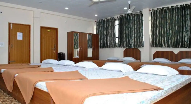 Кровать в общем номере Iroomz Royal Inn