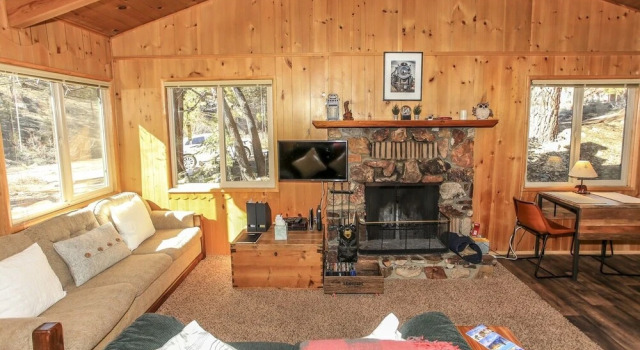 Owl Cabin - Sierra Style Cabin Located On A Quiet Road In Fawnskin And Backs Up To National Forest! 2 Bedroom Home