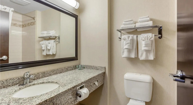 Четырёхместный семейный люкс с 2 комнатами Best Western Wainwright Inn & Suites
