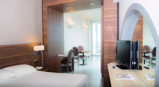 Люкс с видом на море Waldorf Suite Hotel