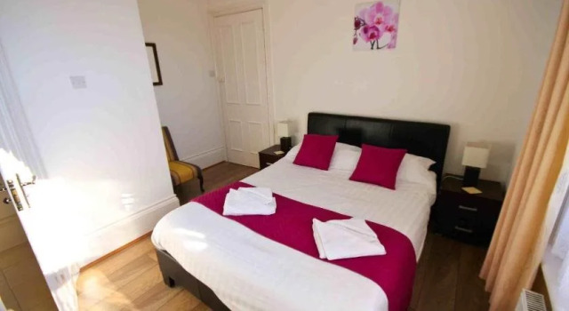 Lyndhurst House, Забронировать Отель Отели Сандаун 4 звезды, рядом с Пляж Лейк, 4*