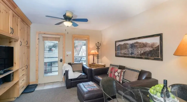 Clean, Cozy Riverside Condo, Walk Everywhere @ Viking Lodge 212 1 Bedroom Condo by RedAwning