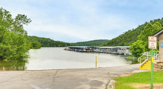 Коттедж Table Rock Lake Retreat: Walk to Shore!