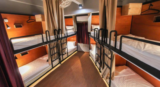 Кровать в общем номере ThongLor Travellers Hostel and Cafe