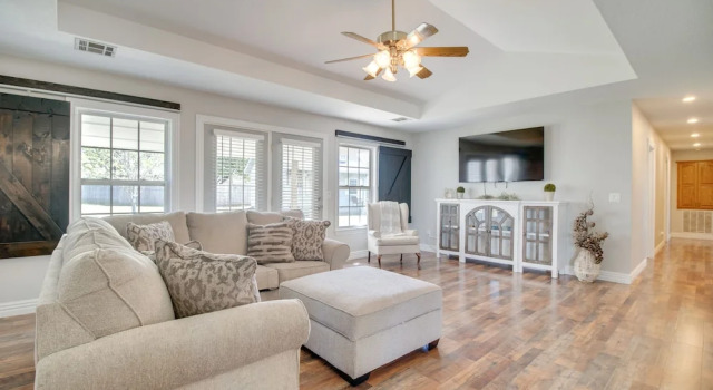 2 Mi to Grand Lake: Grove Home w/ Fenced-in Yard, Book Hotel Hoteller i Grove med parkering, Parkering