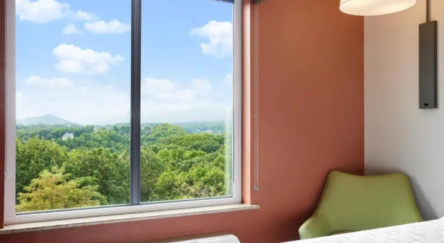 Четырёхместный номер Standard с красивым видом из окна Holiday Inn Express Hotel & Suites Salem by IHG