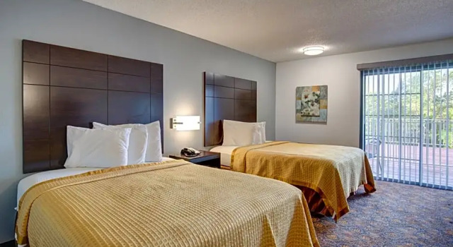 Номер Deluxe с балконом Howard Johnson by Wyndham Branson Theatre District