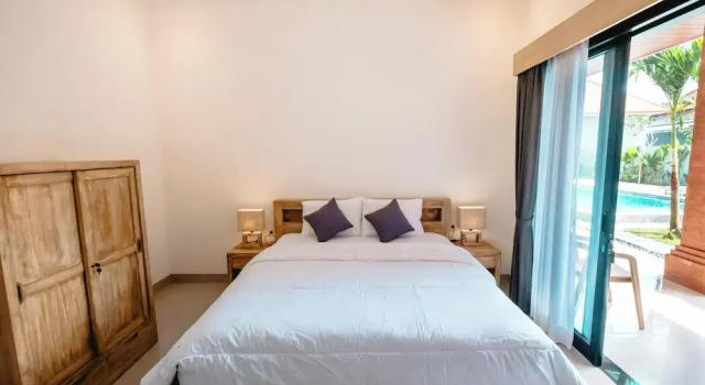 Номер Deluxe с видом на бассейн Kubu Dangin Guest House Kerobokan
