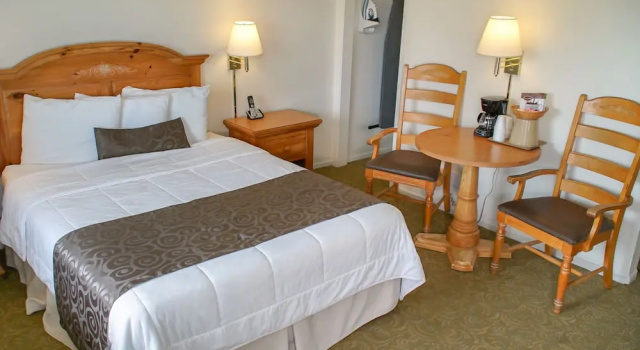Четырёхместный номер Standard с видом на внутренний двор San Simeon Lodge