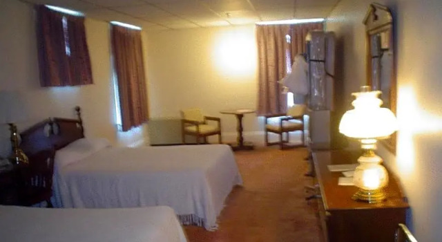 Четырёхместный номер Standard Old National Hotel