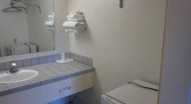 Четырёхместный номер Standard Discovery Inn Monterey Bay