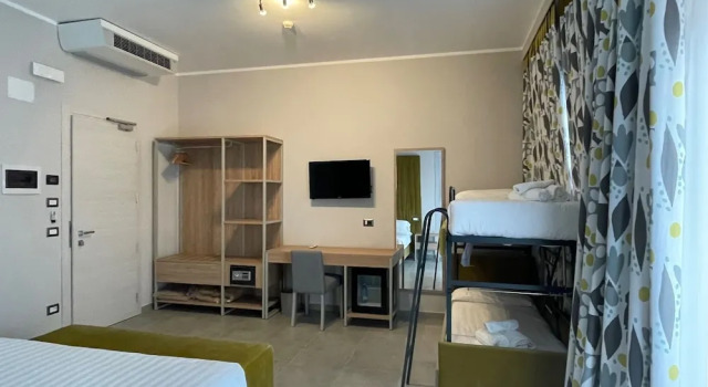 Четырёхместный номер Comfort с балконом Hotel SantElia