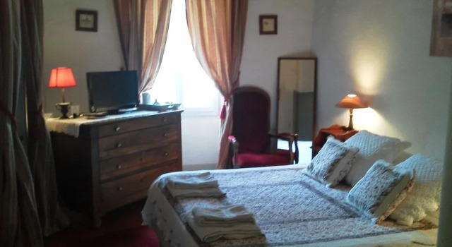 LORANGERIE Chambres dhotes de charme, Book Bed and Breakfast Hotels in Valros with Parking, Parking