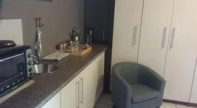 Esperance Guesthouse, Забронировать Отель Отели Апингтон с бассейном, рядом с Kalahari Mall, Бассейн