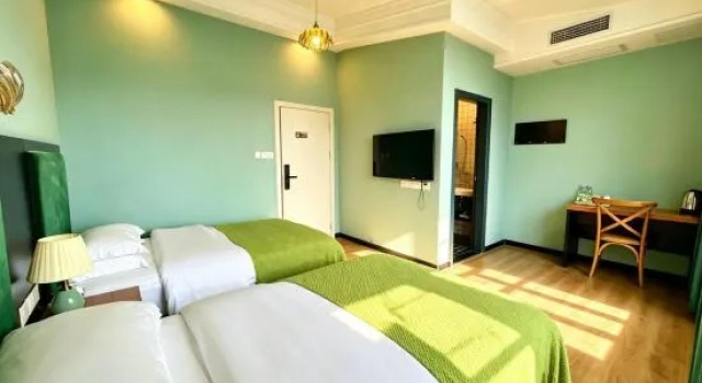 Люкс с 4 комнатами с балконом и с красивым видом из окна Xingyi Yunshang Garden Homestay (Wanfenglin Xiangchou Market)