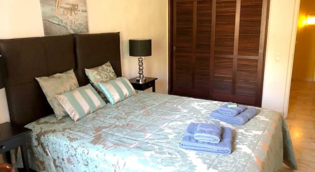 House With 2 Bedrooms in Carvoeiro, With Wonderful sea View, Shared Pool, Furnished Garden, Rezerwuj Hotel Hotele w Algarve z parkingiem, Parking