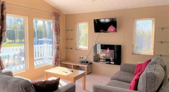 Pevensey Bay Holiday Park Corner Lodge With Own Garden 3 Bedrooms 2 Bathrooms Beach 5 Minutes Walk, Забронировать Отель Отели Исторического графства Суссекса с парковкой, Парковка