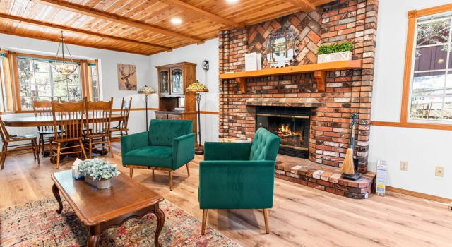 Sugarpaw Cottage - Very Private Cabin Nestled Amongst Towering Pines In This Cozy Mountain Home! 3 Bedroom Cabin