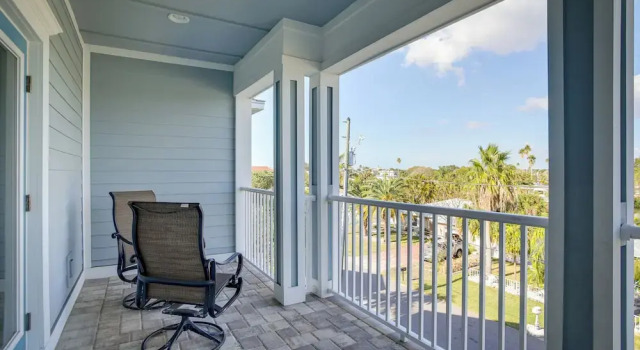 Апартаменты с 3 комнатами с балконом Steps to Shore: Modern Redington Beach Townhome