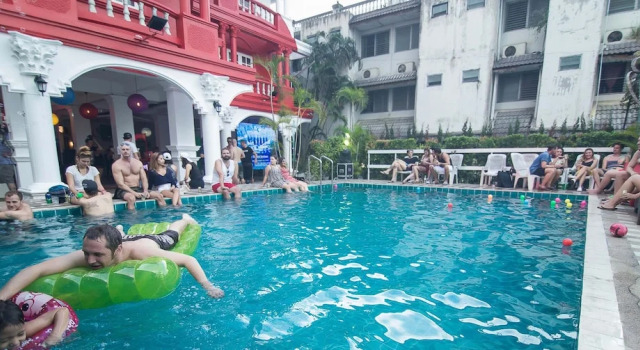 Royal thapae gate guesthouse, Забронировать Гостевой дом Гостевые дома Чиангмай, рядом с Wat Pan Tao, Гостевой дом
