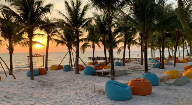 Коттедж 8BR west coast Phu Quoc beach townhouse shared swimming pool