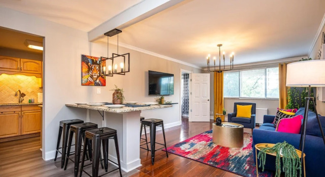 Downtown 2BR King Bed FREE Parking 1413, Забронировать Отель Отели Атланта с парковкой, рядом с Bobby Dodd Stadium, Парковка