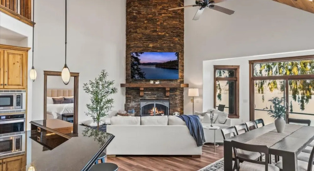 Deja View in Hayden With 5 Bedrooms and 6 Bathrooms, Buchen Sie Ferienhaus Clarksville USA