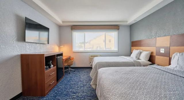Четырёхместный номер Deluxe Hyannis Plaza Hotel