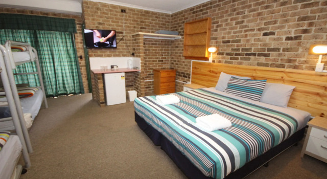 Acacia Snowy Motel
