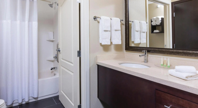 Четырёхместный люкс c 1 комнатой Staybridge Suites Canton by IHG