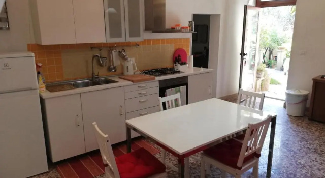 Коттедж House with Garden