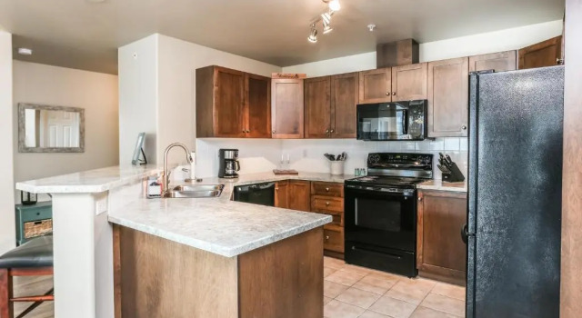 Люкс с балконом Sunset Waterfront Resort by Discover Kelowna Resort Accommodations