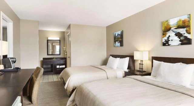 Sextuple suite Days Inn by Wyndham Golden