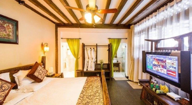 Lijiang Yunjin Yaju Courtyard Hotel, Забронировать Отель Лицзян Юньнань, рядом с Улица Сквер-стрит Древнего города Даянь
