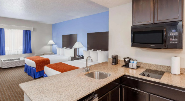 Четырёхместный номер Standard Comfort Inn & Suites Mundelein-Vernon Hills
