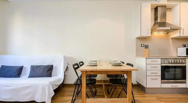 Amazing 1bed Flat in the Heart of Poble Sec, Забронировать Отель Сантс-Монжуик , рядом с Парк скульптур